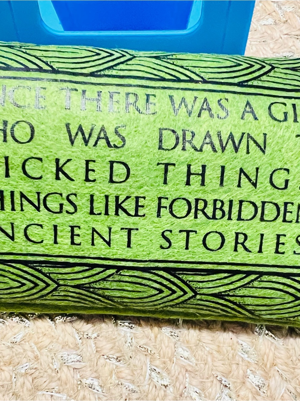 Green Decorative Glasses Holder with Story Text NWOT - Picture 3 of 3